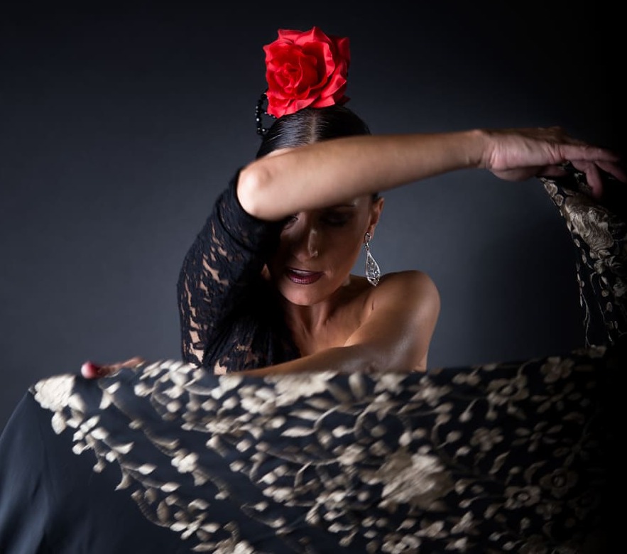 joven bailarina flamenco hermoso vestido sobre fondo negro 1 1 1