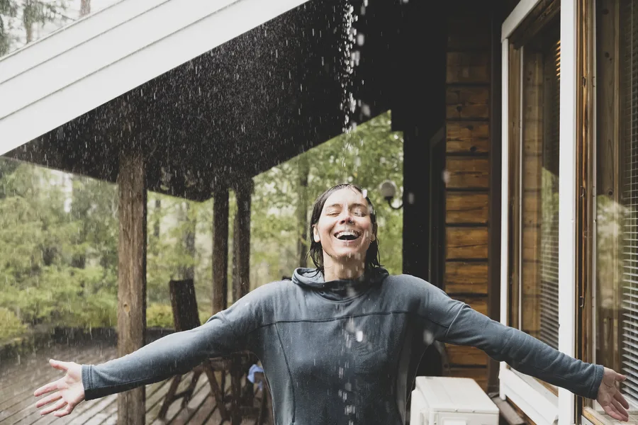 mujer feliz extendio sus brazos lado disfruto calida lluvia 1 jpg
